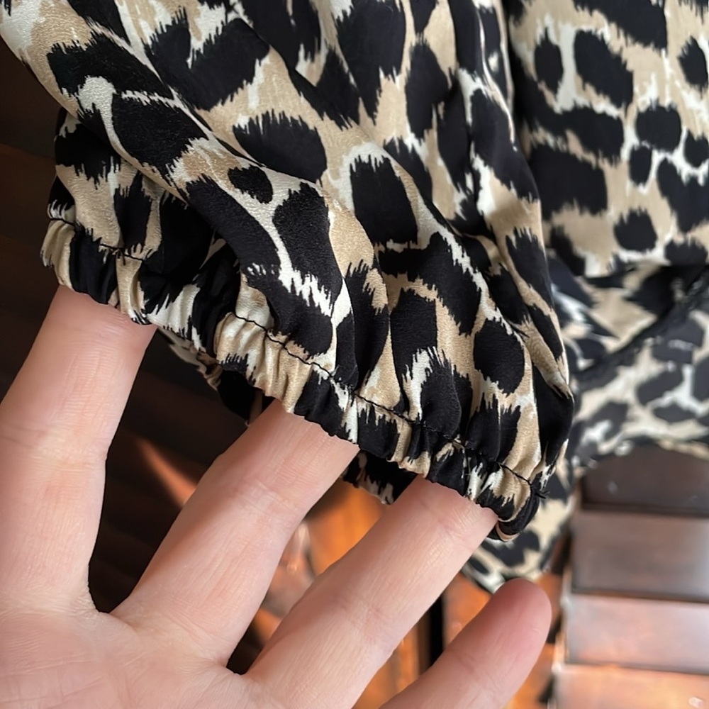 Ava & Aiden Leopard Bias Top Blouse Size Large EUC - Picture 5 of 5